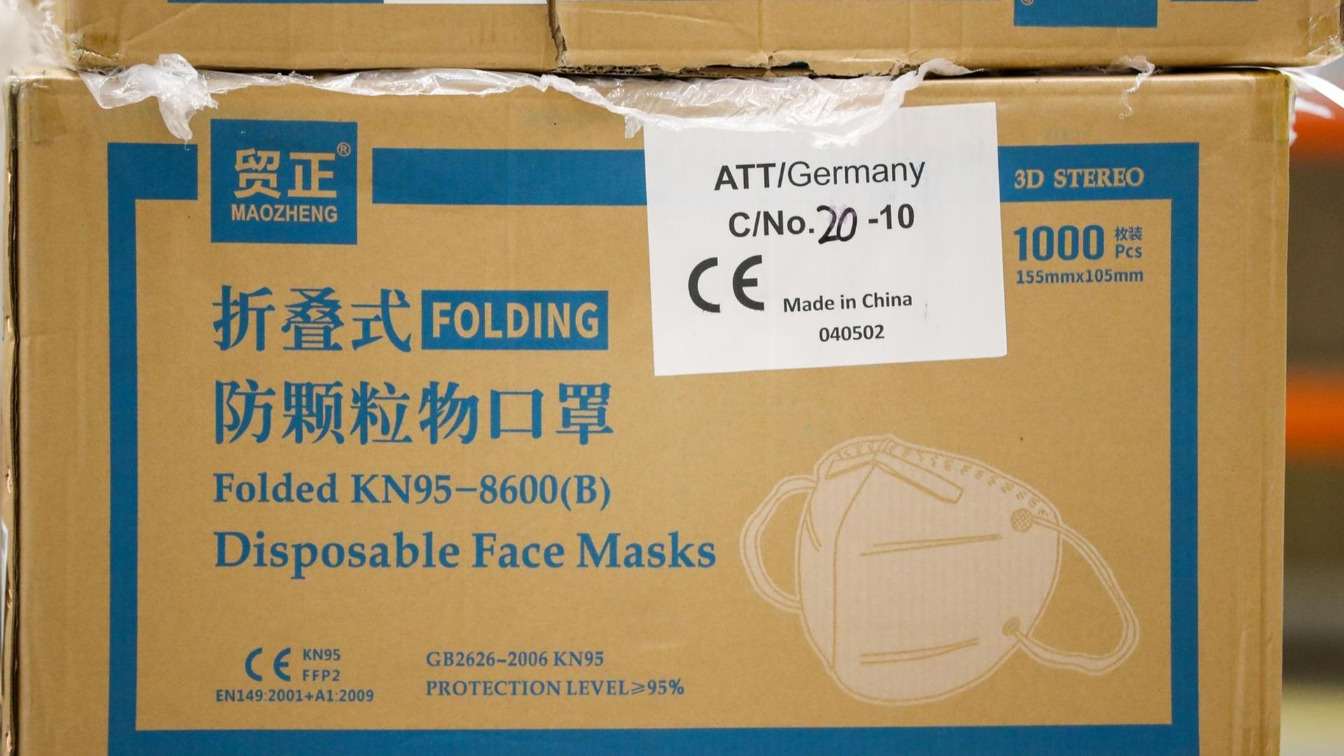 Leipzig: Ein Karton mit Schutzmasken aus China. Leipzig: Ein Karton mit Schutzmasken aus China.