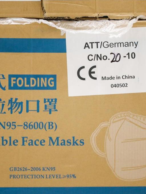 Leipzig: Ein Karton mit Schutzmasken aus China.