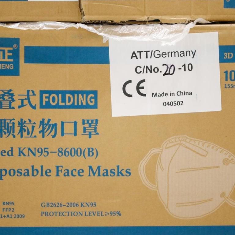 Leipzig: Ein Karton mit Schutzmasken aus China. 