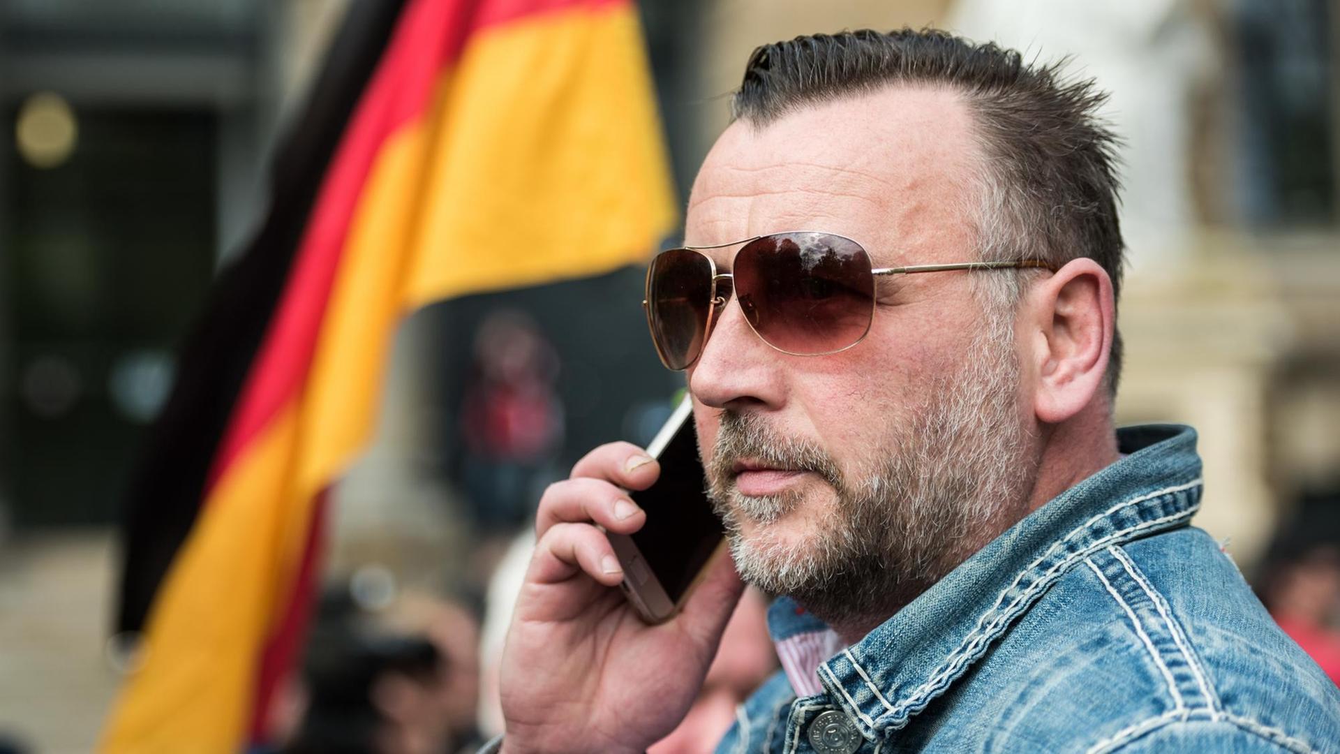 Lutz Bachmann am 3.5.2016 vor dem Amtsgericht in Dresden. Lutz Bachmann am 3.5.2016 vor dem Amtsgericht in Dresden.