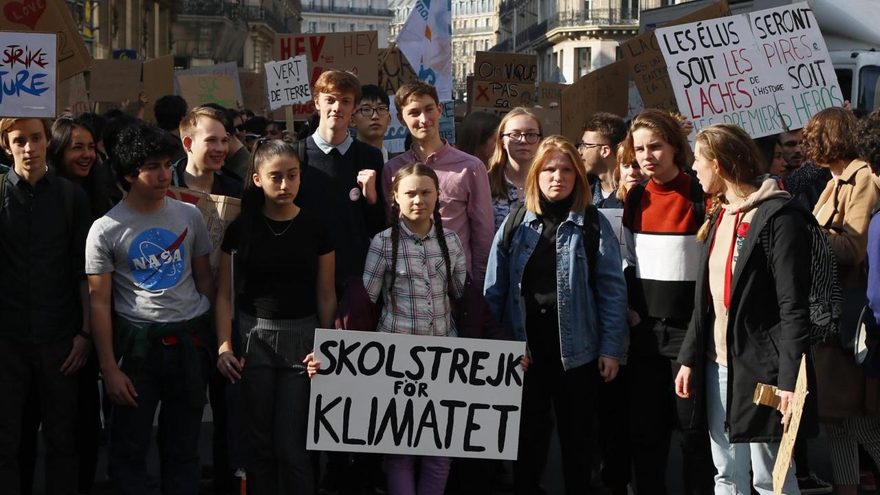 Die Klimaaktivistin Greta Thunberg aus Schweden (Mitte) nimmt in Paris am Protest «Youth For Climate» teil. Sie trägt ihr bekanntes Schild mit der Aufschrift «Schulstreik für das Klima».