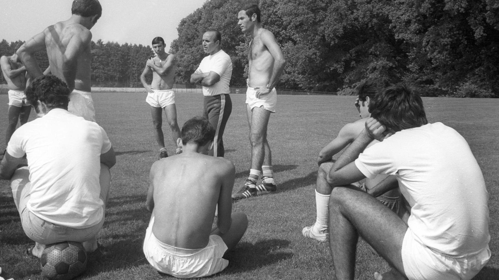 Trainer und Spieler auf einer Wiese Trainer und Spieler auf einer Wiese
