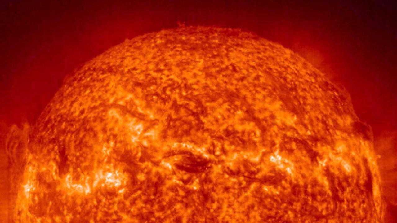 Als glutroter, lebensfeindlicher Feuerball präsentiert sich die 149,6 Millionen Kilometer von der Erde entfernte Sonne aus der Nähe: Das UV-Foto wurde vom EIT-Teleskop an Bord der Sonnen- und Heliosphären-Observationsraumsonde SOHO der NASA am 20.12.2000 aufgenommen. Die Fleckenstruktur ergibt sich durch die unterschiedlichen Temperaturen (zwischen 60000 und 80000 Grad) auf der Sonnenoberfläche. In der Korona, dem leuchtenden, äußersten Kranz um die Sonne, werden Temperaturen bis 1,5 Millionen Grad Celsius erreicht. Als glutroter, lebensfeindlicher Feuerball präsentiert sich die 149,6 Millionen Kilometer von der Erde entfernte Sonne aus der Nähe: Das UV-Foto wurde vom EIT-Teleskop an Bord der Sonnen- und Heliosphären-Observationsraumsonde SOHO der NASA am 20.12.2000 aufgenommen. Die Fleckenstruktur ergibt sich durch die unterschiedlichen Temperaturen (zwischen 60000 und 80000 Grad) auf der Sonnenoberfläche. In der Korona, dem leuchtenden, äußersten Kranz um die Sonne, werden Temperaturen bis 1,5 Millionen Grad Celsius erreicht.