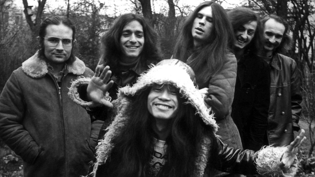 Die Band "Can" am 01.12.1971 in Hamburg. (L-r): Irmin Schmidt, Jaki Liebezeit, Michael Karoli, Ulli Gerlach, Holger Szukay und vorn Damo Suzuki.