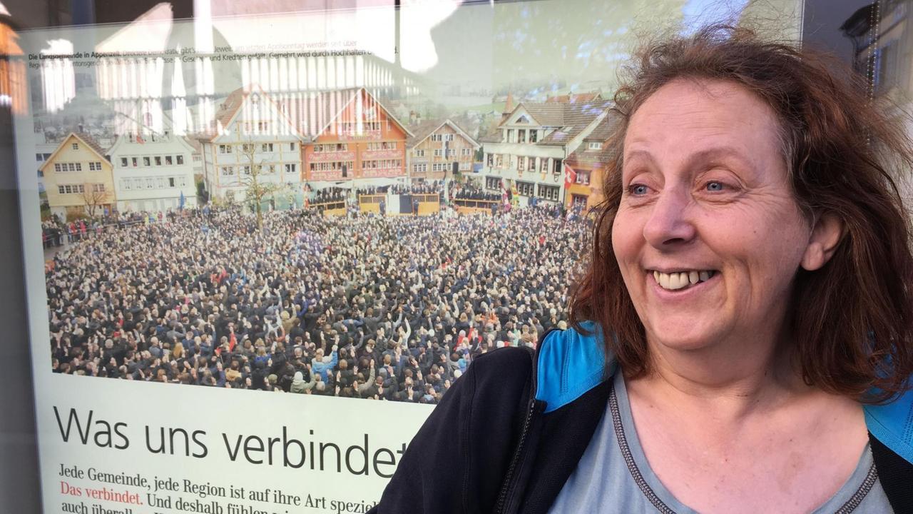 Porträtaufnahme von Cornelia Forrer, einer dunkelhaarigen Frau, die lacht. Porträtaufnahme von Cornelia Forrer, einer dunkelhaarigen Frau, die lacht.
