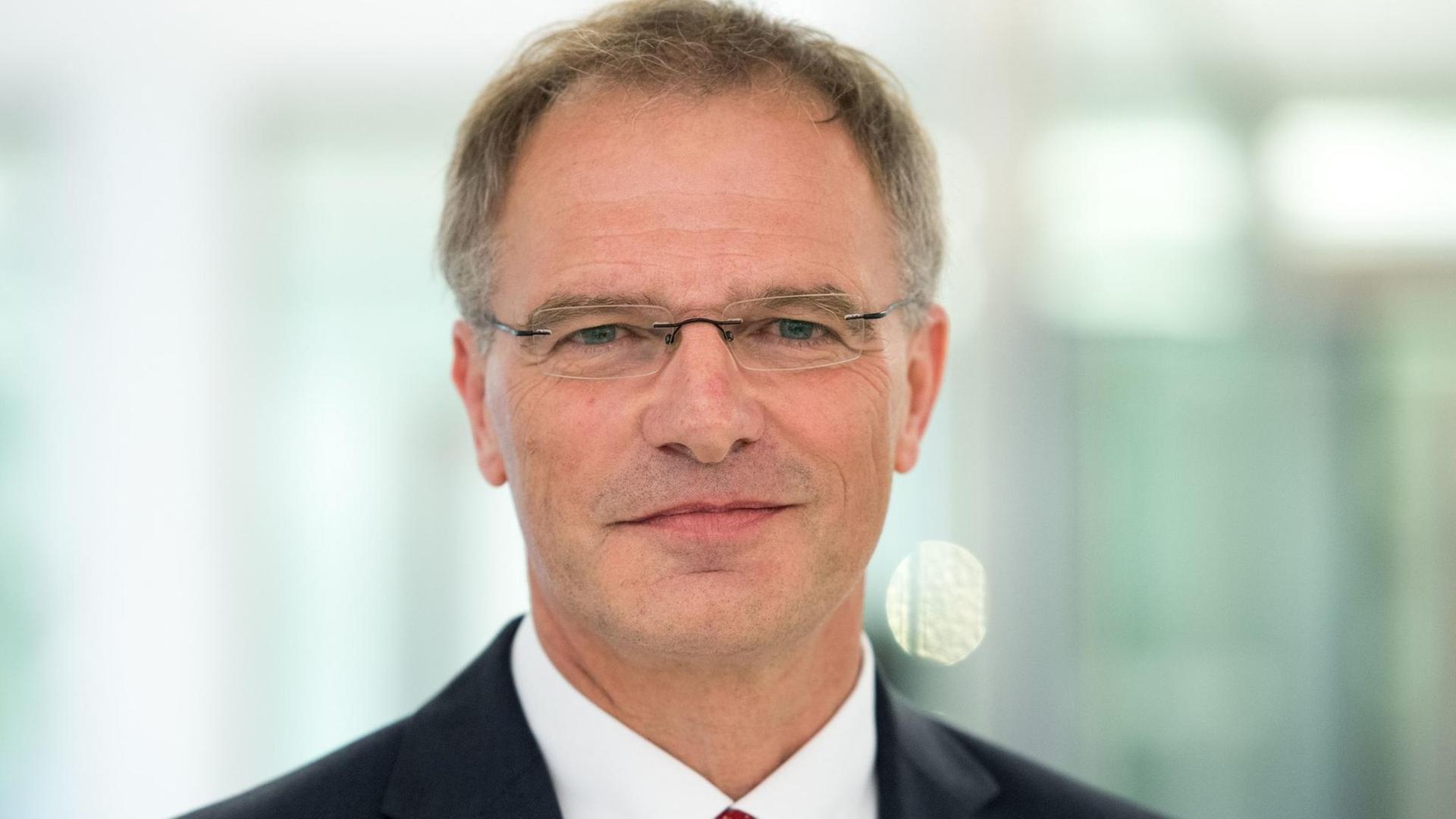 Der Intendant des Deutschlandradios, Stefan Raue, aufgenommen am 08.06.2017 nach seiner Wahl in Köln (Nordrhein-Westfalen). Foto: Marius Becker/dpa | Verwendung weltweit Der Intendant des Deutschlandradios, Stefan Raue, aufgenommen am 08.06.2017 nach seiner Wahl in Köln (Nordrhein-Westfalen). Foto: Marius Becker/dpa | Verwendung weltweit