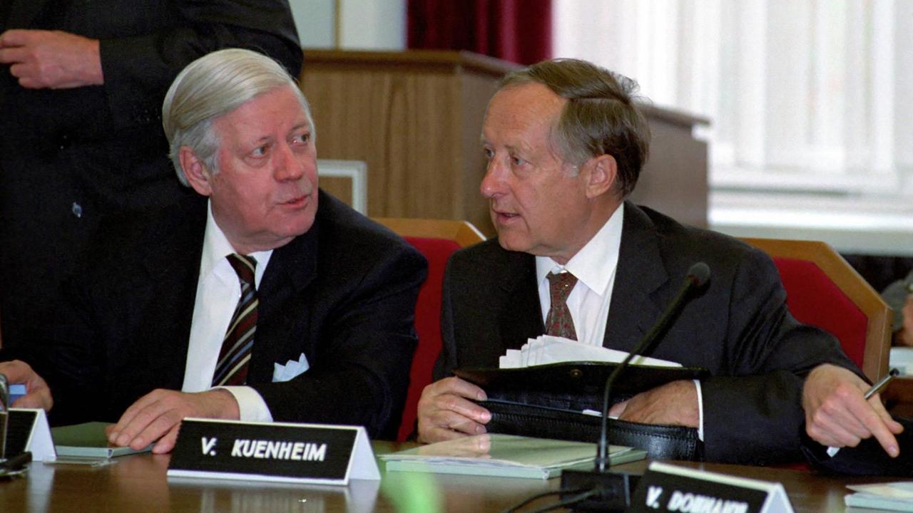 19.10.1995 - Dr. Helmut Schmidt (li., SPD, Bundeskanzler a.D.) und Dr. Eberhard von Kuenheim (Aufsichtsratsvorsitzender bei BMW)