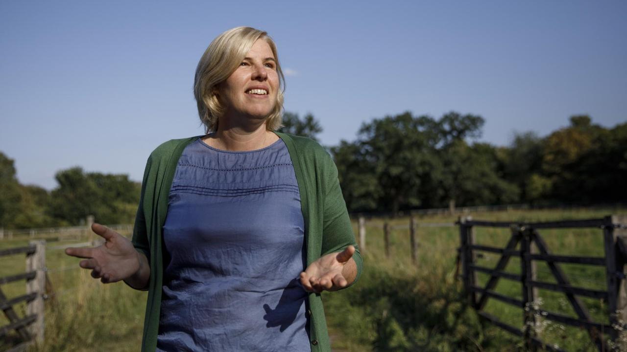 Jennifer Schulz, Initiatorin des Projektes "Urbane Waldgärten", steht auf dem Gelände eines zukünfitigen Waldgartens in Britz. Auf dem Gelände soll in Zukunft ein Waldgarten entstehen. (zu "Urban Gardening 2.0: Waldgärten als neuer Trend") Jennifer Schulz, Initiatorin des Projektes "Urbane Waldgärten", steht auf dem Gelände eines zukünfitigen Waldgartens in Britz. Auf dem Gelände soll in Zukunft ein Waldgarten entstehen. (zu "Urban Gardening 2.0: Waldgärten als neuer Trend")