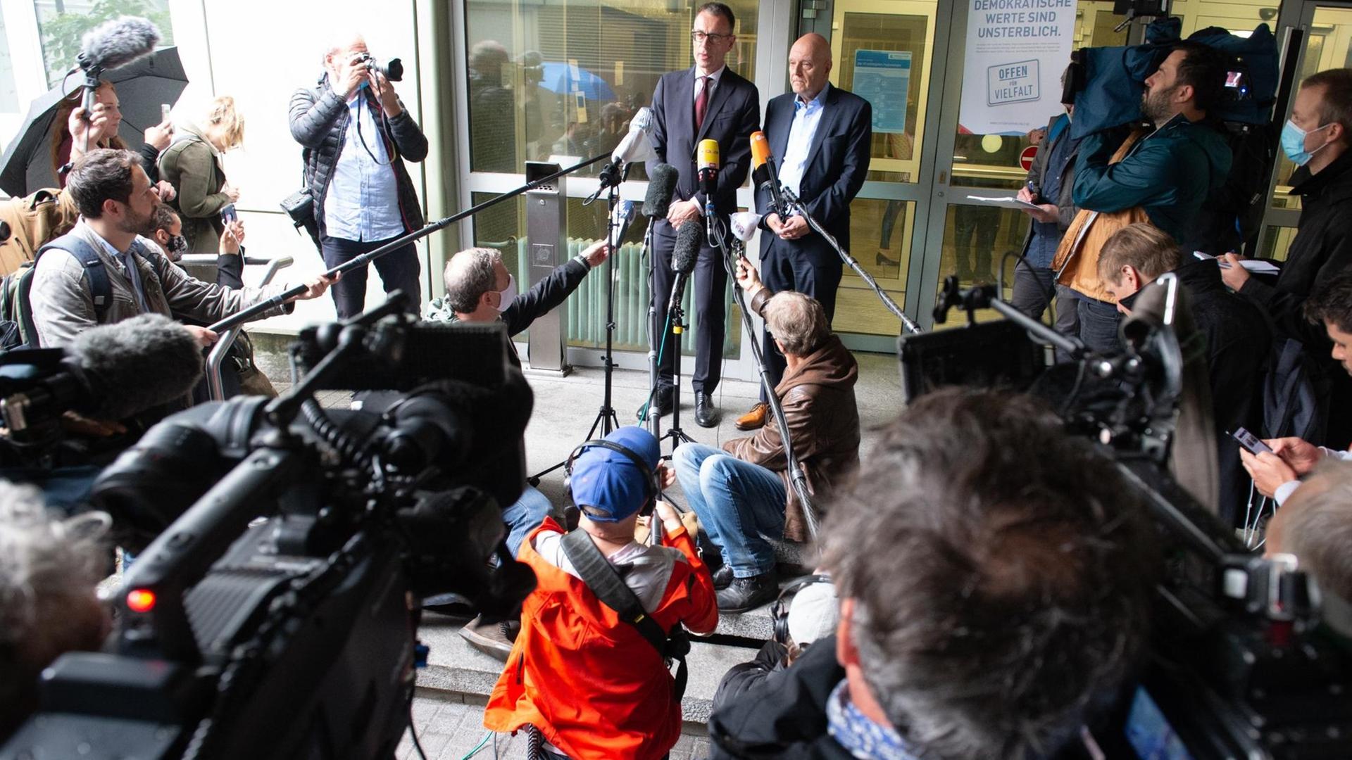 Holger Matt (Mitte links), Anwalt der Familie Lübcke, und Dirk Metz (Mitte rechts), Sprecher der Familie Lübcke, geben vor dem Prozessauftakt im Mordfall Lübcke ein Statement ab vor den wartenden Journalisten. Holger Matt (Mitte links), Anwalt der Familie Lübcke, und Dirk Metz (Mitte rechts), Sprecher der Familie Lübcke, geben vor dem Prozessauftakt im Mordfall Lübcke ein Statement ab vor den wartenden Journalisten.