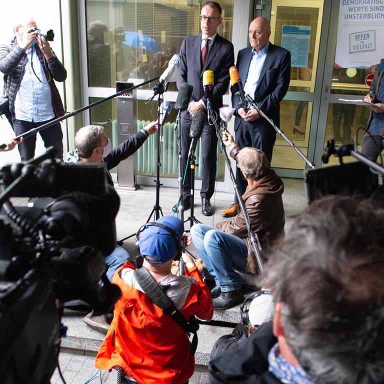 Holger Matt (Mitte links), Anwalt der Familie Lübcke, und Dirk Metz (Mitte rechts), Sprecher der Familie Lübcke, geben vor dem Prozessauftakt im Mordfall Lübcke ein Statement ab vor den wartenden Journalisten.