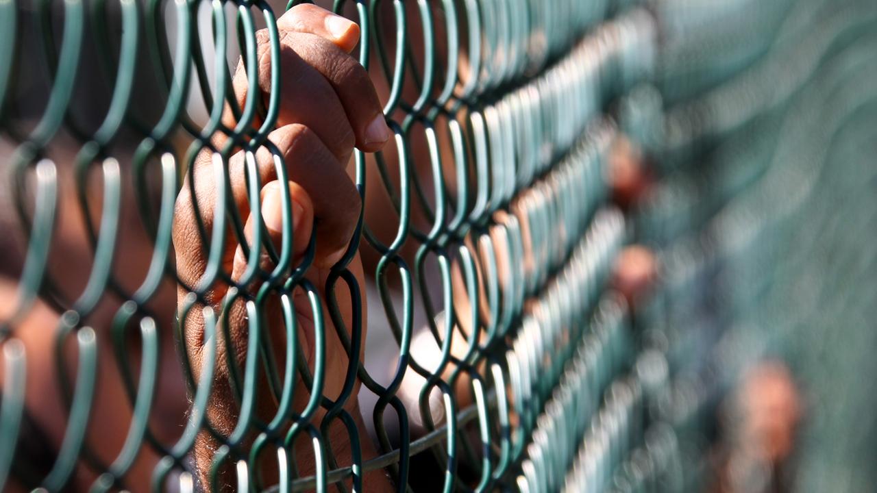 Die Hand eines Asylbewerbers hält sich am Außenzaun der Zentralen Aufnahmeeinrichtung für Flüchtlinge fest, die von den Ländern Hamburg und Mecklenburg-Vorpommern in Nostorf/Horst bei Boizenburg betrieben wird. Die Hand eines Asylbewerbers hält sich am Außenzaun der Zentralen Aufnahmeeinrichtung für Flüchtlinge fest, die von den Ländern Hamburg und Mecklenburg-Vorpommern in Nostorf/Horst bei Boizenburg betrieben wird.