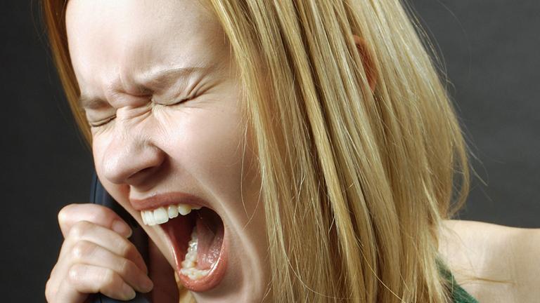 Schreiende Frau am Telefon Schreiende Frau am Telefon