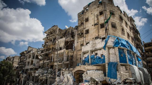 Ein zerstörtes Krankenhaus in Aleppo ist mit Sandsäcken verbarrikadiert.