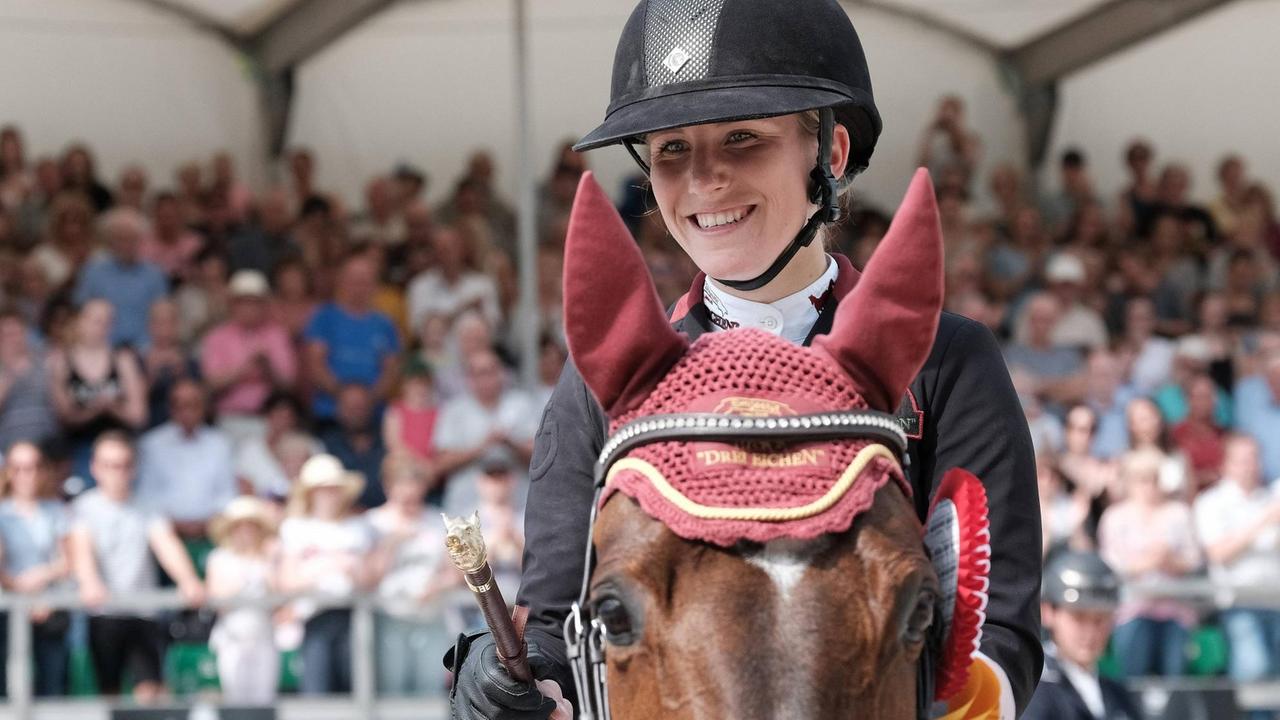 Ein Close-Up zeigt die Siegerin beim großen Preis um die Goldene Peitsche beim Burgturnier Hardenberg Finja Bormann auf Ihrem Pferd sitzend. Ein Close-Up zeigt die Siegerin beim großen Preis um die Goldene Peitsche beim Burgturnier Hardenberg Finja Bormann auf Ihrem Pferd sitzend.