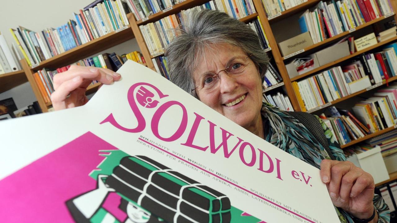 Die katholische Ordensschwester Lea Ackermann zeigt am 19.05.2010 in ihrem Büro in Hirzenach (Rhein-Hunsrück-Kreis) ein Plakat aus der Gründerzeit der Hilfsorganisation "Solwodi". Die katholische Ordensschwester Lea Ackermann zeigt am 19.05.2010 in ihrem Büro in Hirzenach (Rhein-Hunsrück-Kreis) ein Plakat aus der Gründerzeit der Hilfsorganisation "Solwodi".