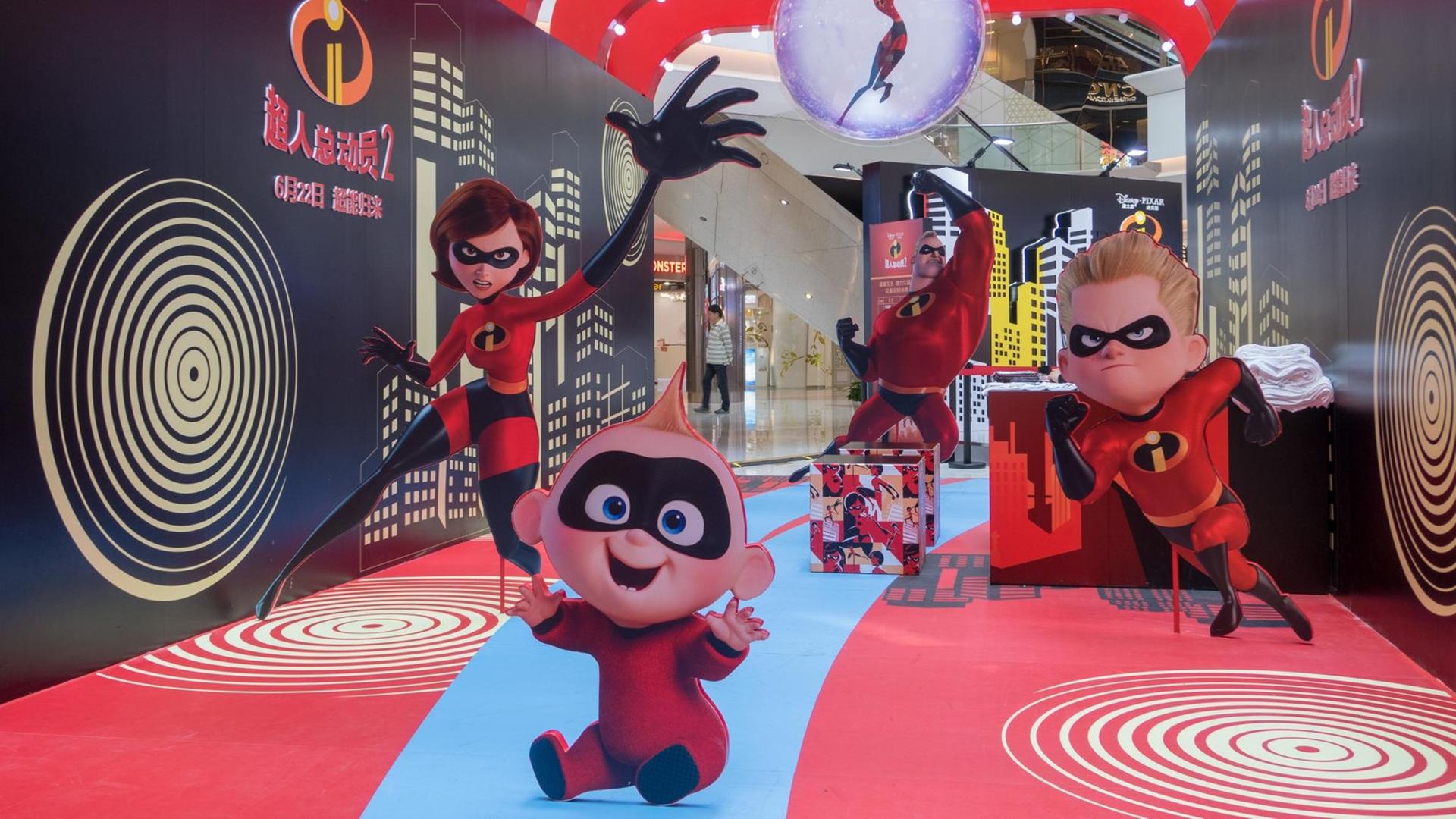 View of the exhibition on the theme of American 3D computer-animated superhero film "The Incredibles 2" to preheat the screening of the movie at a shopping mall in Shanghai, China, 4 June 2018. "The Incredibles 2," a highly anticipated sequel to the 2004 Oscar-winning animation, is slated for release in China on June 22. The American computer-animated superhero film will be released in both IMAX 3D and standard 3D versions. Its plot resumes where the first film ended, with the introduction of new villain The Underminer. Elements of action, adventure, comedy and suspense are blended together to create a film for the whole family. Pixar's new short film, "Bao," will also screen before the film in cinemas. Directed by Domee Shi, the short film revolves around an empty-nest Chinese mother who unexpectedly becomes the mother of her dumpling baby. Foto: Wang Gang/Imaginechina/dpa | View of the exhibition on the theme of American 3D computer-animated superhero film "The Incredibles 2" to preheat the screening of the movie at a shopping mall in Shanghai, China, 4 June 2018. "The Incredibles 2," a highly anticipated sequel to the 2004 Oscar-winning animation, is slated for release in China on June 22. The American computer-animated superhero film will be released in both IMAX 3D and standard 3D versions. Its plot resumes where the first film ended, with the introduction of new villain The Underminer. Elements of action, adventure, comedy and suspense are blended together to create a film for the whole family. Pixar's new short film, "Bao," will also screen before the film in cinemas. Directed by Domee Shi, the short film revolves around an empty-nest Chinese mother who unexpectedly becomes the mother of her dumpling baby. Foto: Wang Gang/Imaginechina/dpa |