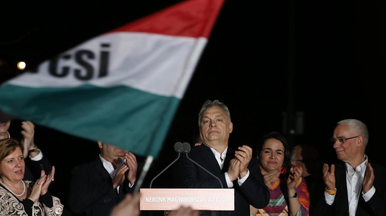 Viktor Orbán (Fidesz-Partei) mit seinem Team und Unterstützern während einer Ansprache nach der gewonnenen Wahl.