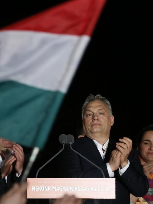 Viktor Orban (Fidesz-Partei) mit seinem Team und Unterstützern während einer Ansprache nach der gewonnenen Wahl.