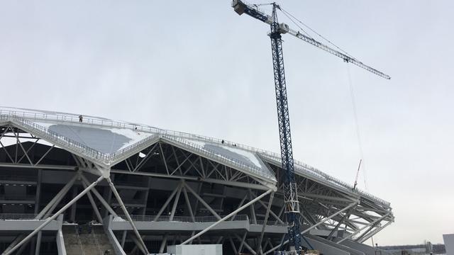 Blick von Außen auf das im Bau befindliche WM-Stadion im russischen Samara.