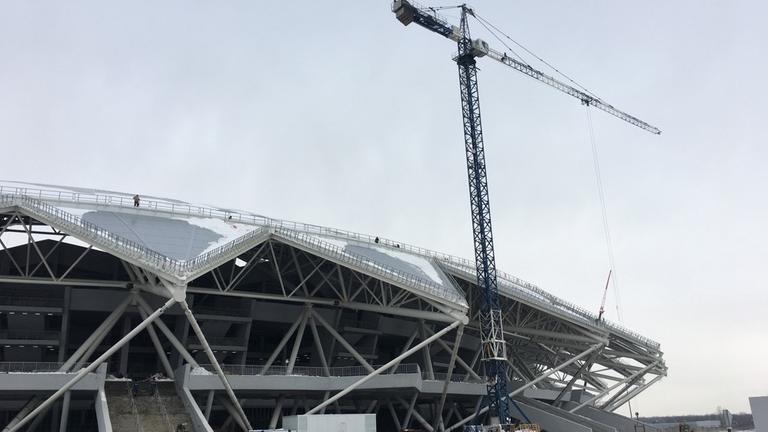 Blick von Außen auf das im Bau befindliche WM-Stadion im russischen Samara. Blick von Außen auf das im Bau befindliche WM-Stadion im russischen Samara.