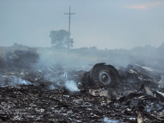 Wrackteile der Boeing 777 der Malaysia Airlines liegen nahe der Stadt Schaktarsk in der Ostukraine verstreut. Wrackteile der Boeing 777 der Malaysia Airlines liegen nahe der Stadt Schaktarsk in der Ostukraine verstreut.