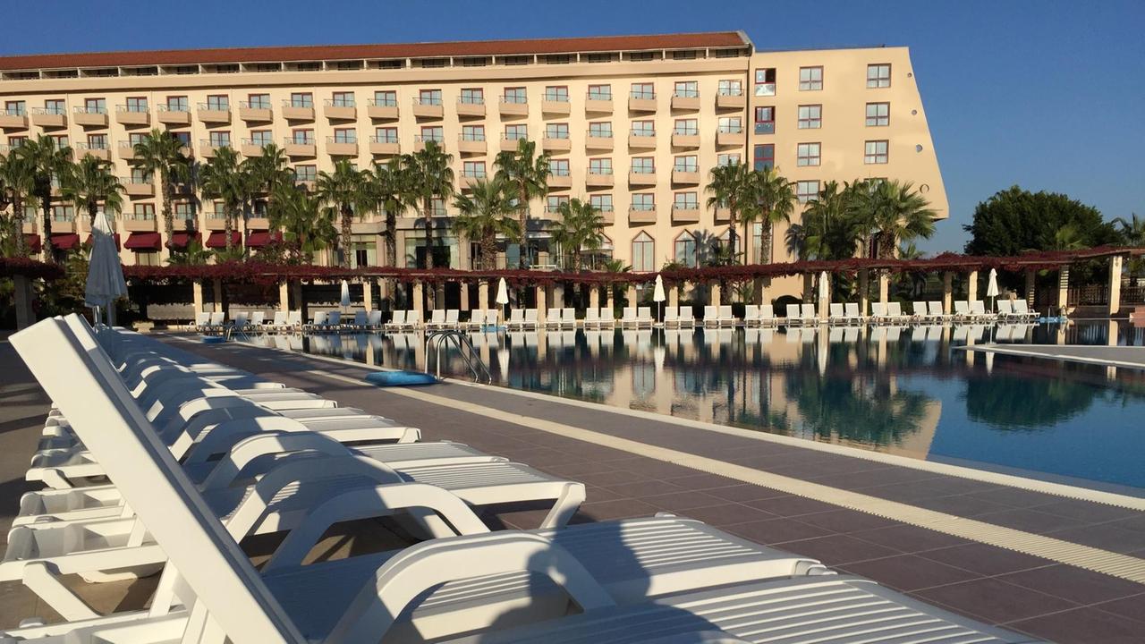 Liegen an einem Hotelpool in Belek, Türkei Liegen an einem Hotelpool in Belek, Türkei