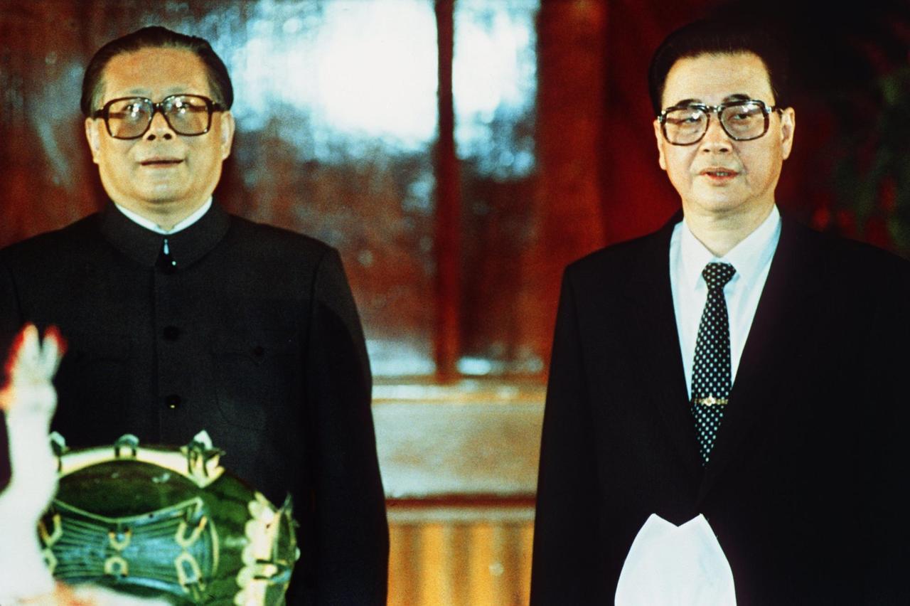 Jiang Zemin (l), der Generalsekretär der Kommunistischen Partei Chinas, mit dem chinesischen Premierminister Li Peng am 30.9.1989 während eines Banketts in der Großen Halle des Volkes anlässlich des 40-jährigen Staatsjubiläums der Volksrepublik China. | Jiang Zemin (l), der Generalsekretär der Kommunistischen Partei Chinas, mit dem chinesischen Premierminister Li Peng am 30.9.1989 während eines Banketts in der Großen Halle des Volkes anlässlich des 40-jährigen Staatsjubiläums der Volksrepublik China. |