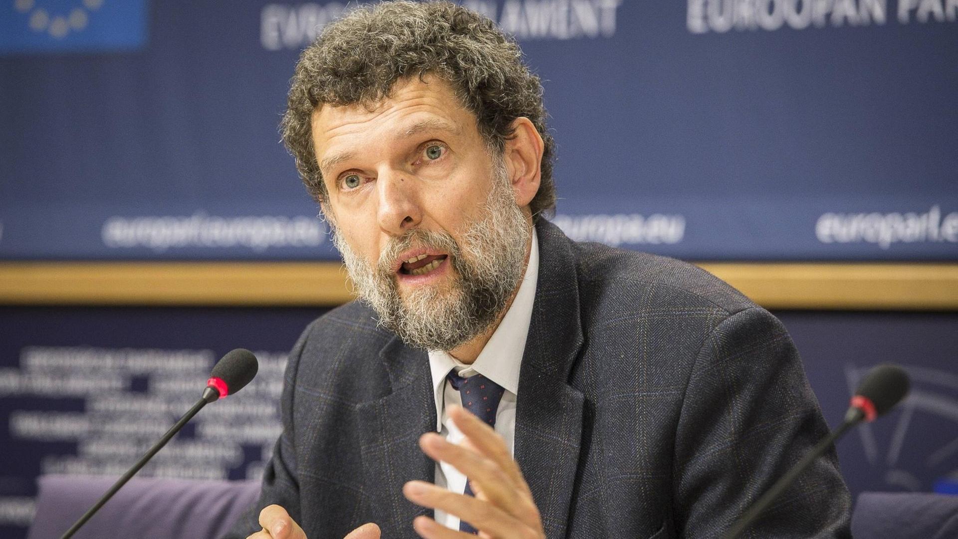 Osman Kavala, hier bei einer Pressekonferenz im Europäischen Parlament am 11.12.2014