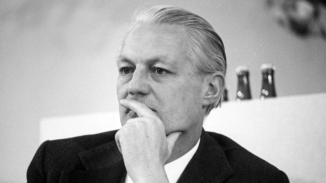 Der Ministerpräsident von Schleswig-Holstein, Gerhard Stoltenberg (CDU), 1976 auf dem CDU-Bundesparteitag in Hannover Der Ministerpräsident von Schleswig-Holstein, Gerhard Stoltenberg (CDU), 1976 auf dem CDU-Bundesparteitag in Hannover