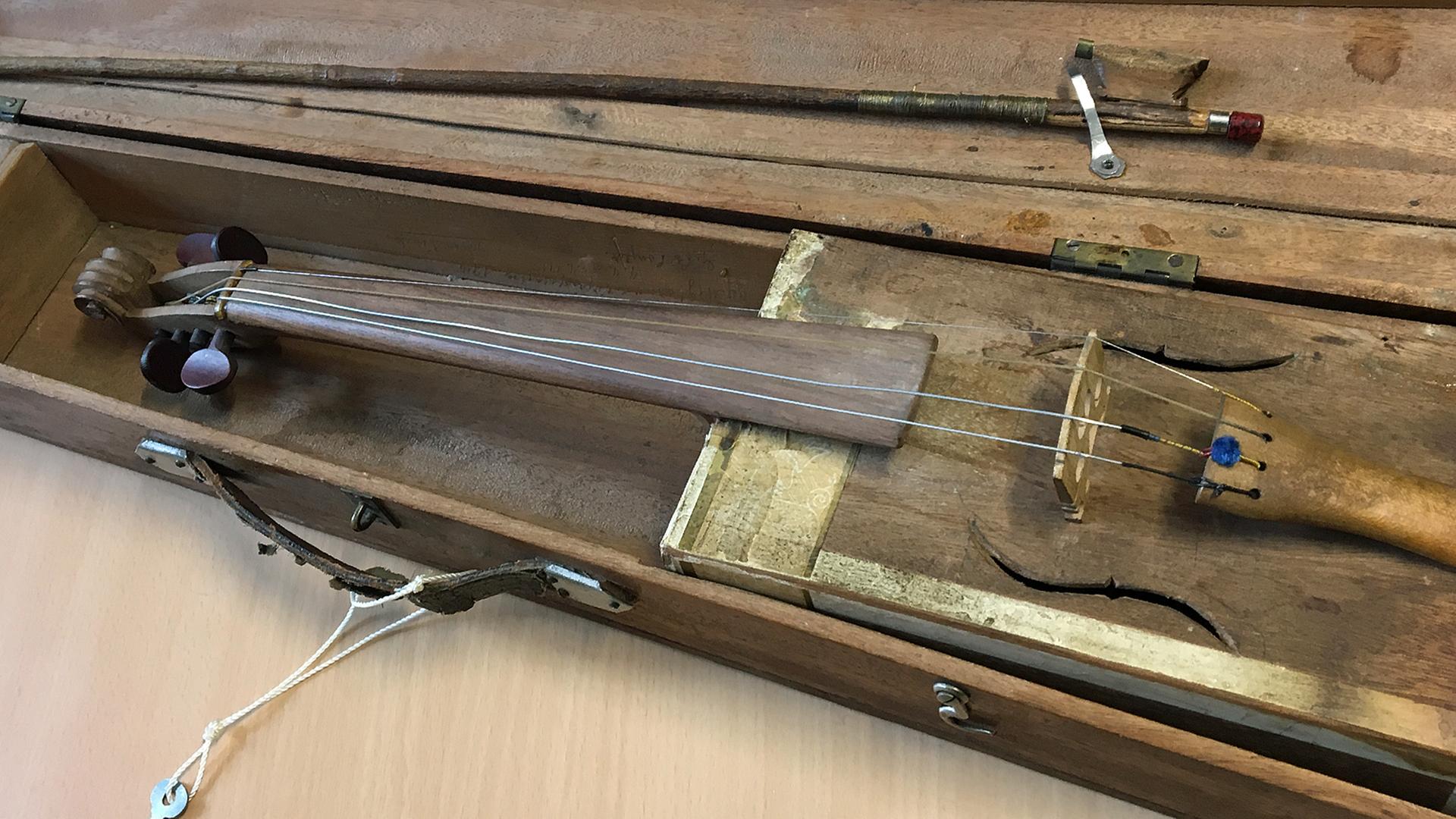 Die Geige aus dem Schützengraben im Kasten. Die Geige aus dem Schützengraben im Kasten.