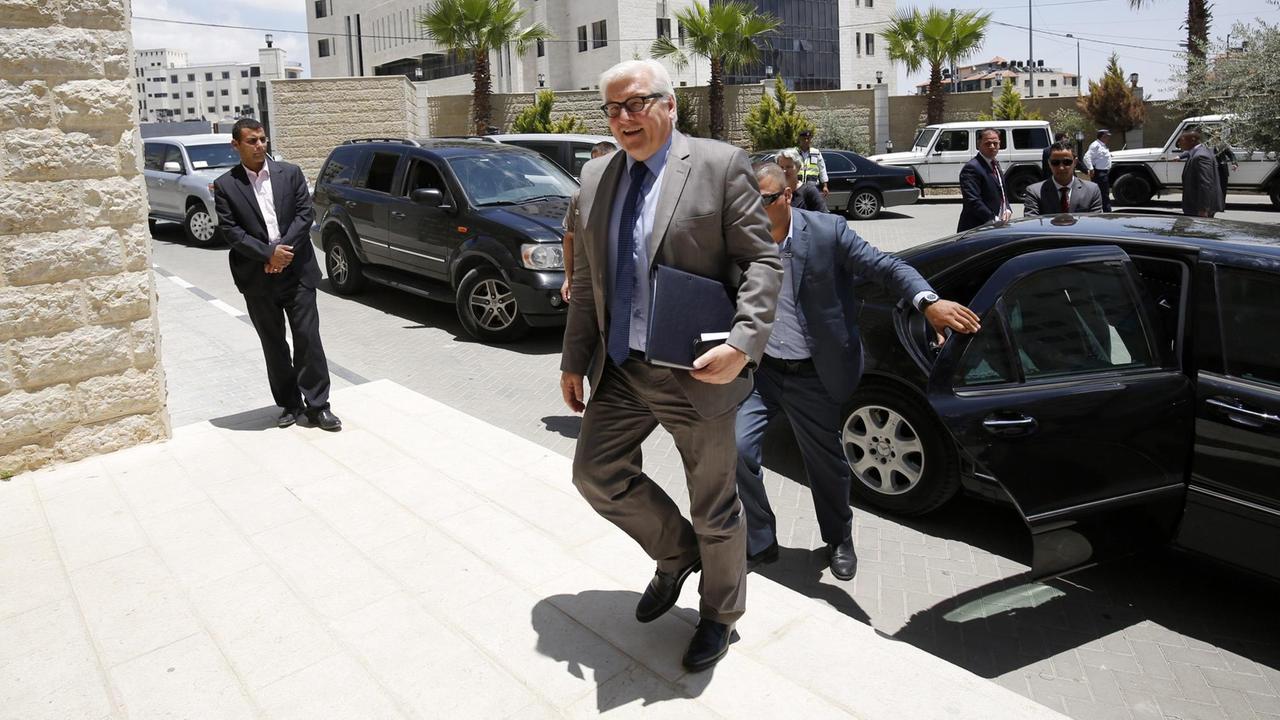 Bundesaußenminister Frank-Walter Steinmeier (SPD) steigt aus einem Auto Bundesaußenminister Frank-Walter Steinmeier (SPD) steigt aus einem Auto