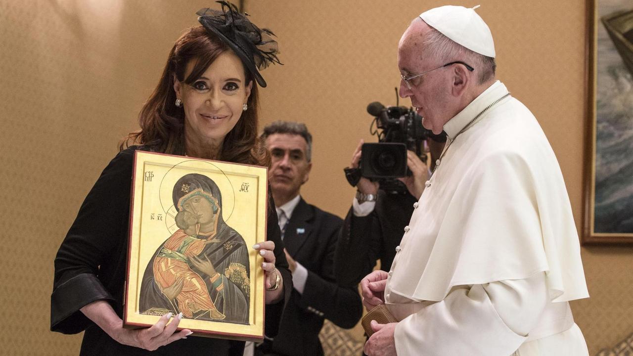 Sie pflegen weiterhin gute Beziehungen zueinander: Papst Franziskus und Cristina Kirchner im Juni 2015 Sie pflegen weiterhin gute Beziehungen zueinander: Papst Franziskus und Cristina Kirchner im Juni 2015