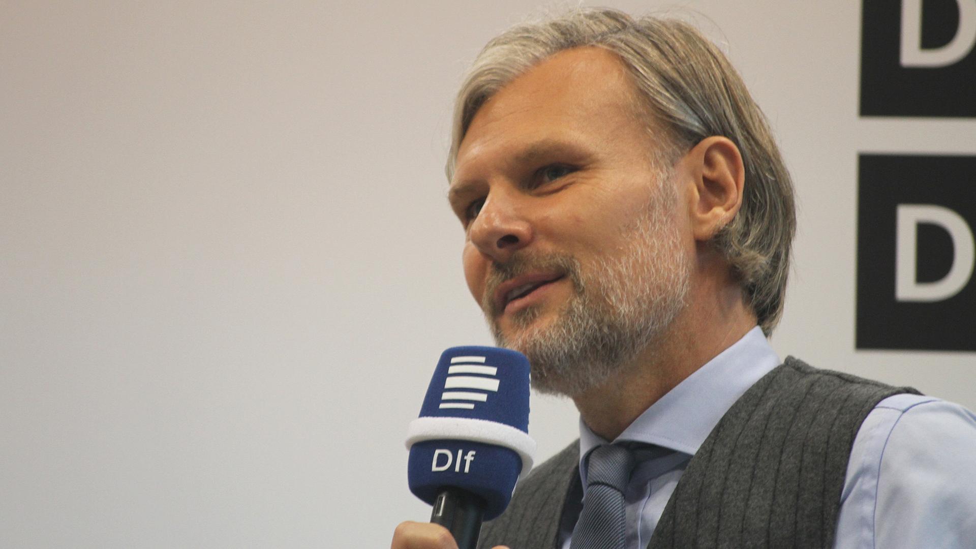 Der österreichische Molekularbiologe Helmut Jungwirth von den "Science Busters" auf der Deutschlandradio-Bühne während der Frankfurter Buchmesse Der österreichische Molekularbiologe Helmut Jungwirth von den "Science Busters" auf der Deutschlandradio-Bühne während der Frankfurter Buchmesse