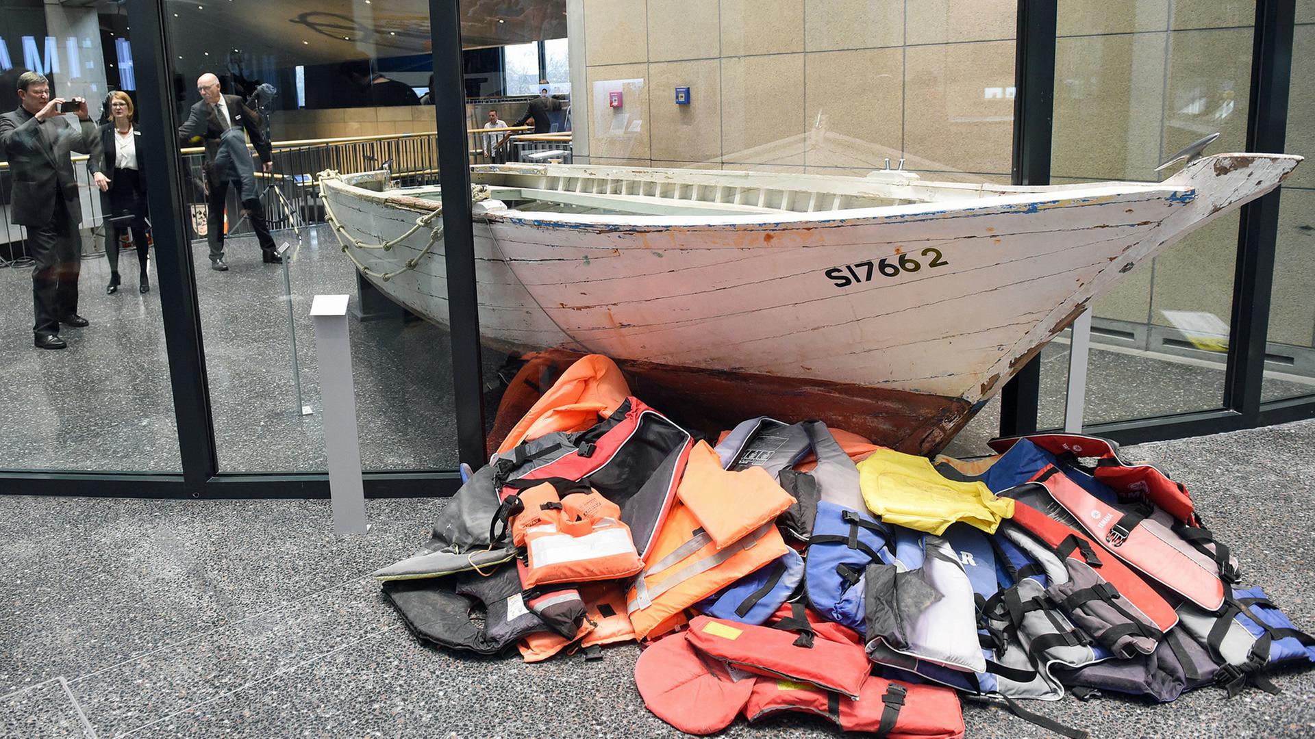 Ein Flüchtlingsboot aus dem Mittelmeer ist im Haus der Geschichte in Bonn in der wiedereröffneten Dauerausstellung zu sehen. Ein Flüchtlingsboot aus dem Mittelmeer ist im Haus der Geschichte in Bonn in der wiedereröffneten Dauerausstellung zu sehen.