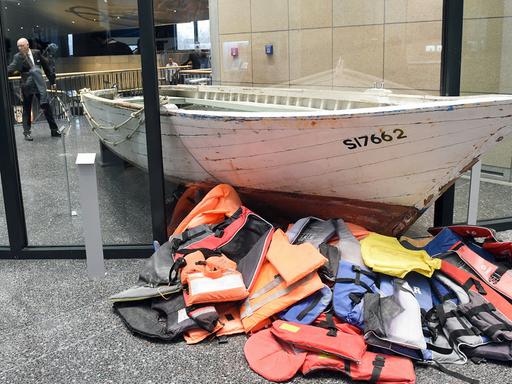 Ein Flüchtlingsboot aus dem Mittelmeer ist im Haus der Geschichte in Bonn in der wiedereröffneten Dauerausstellung zu sehen.
