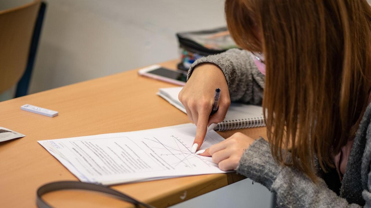 Eine Schülerin löst in der Werner von Siemens-Schule eine Rechenaufgabe. Sie ist einer von 67 Schülerinnen und Schülern, die an der Realschule in der letzten Woche der Sommerferien am Lerncamp teilnehmen. Freiwillig können sie sich hier in Mathematik, Deutsch und Englisch verbessern oder auf die Nachprüfung vorbereiten. (zu dpa "Viel nachzuholen: Sommerferien mit Lerncamp") Eine Schülerin löst in der Werner von Siemens-Schule eine Rechenaufgabe. Sie ist einer von 67 Schülerinnen und Schülern, die an der Realschule in der letzten Woche der Sommerferien am Lerncamp teilnehmen. Freiwillig können sie sich hier in Mathematik, Deutsch und Englisch verbessern oder auf die Nachprüfung vorbereiten. (zu dpa "Viel nachzuholen: Sommerferien mit Lerncamp")