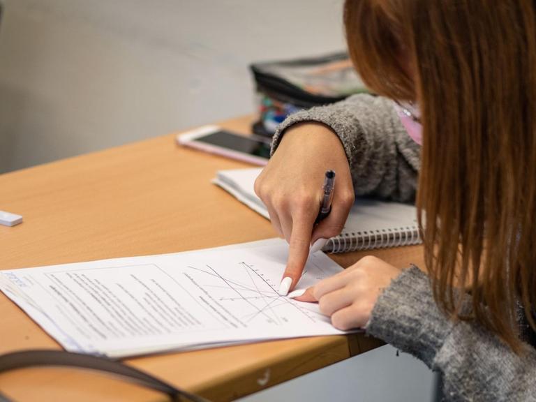 Eine Schülerin löst in der Werner von Siemens-Schule eine Rechenaufgabe. Sie ist einer von 67 Schülerinnen und Schülern, die an der Realschule in der letzten Woche der Sommerferien am Lerncamp teilnehmen. Freiwillig können sie sich hier in Mathematik, Deutsch und Englisch verbessern oder auf die Nachprüfung vorbereiten. (zu dpa "Viel nachzuholen: Sommerferien mit Lerncamp")