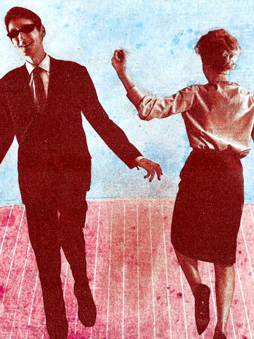 Ein Mann im Anzug und mit Sonnenbrille und eine Frau in Rock und Bluse tanzen auf einem rötlichen Bretterboden, der Mann mit dem Gesicht zum Betrachter, die Frau mit dem Gesicht zur blauen Wand im Hintergrund. Hinten links sitzt eine Pianistin an einem Klavier.