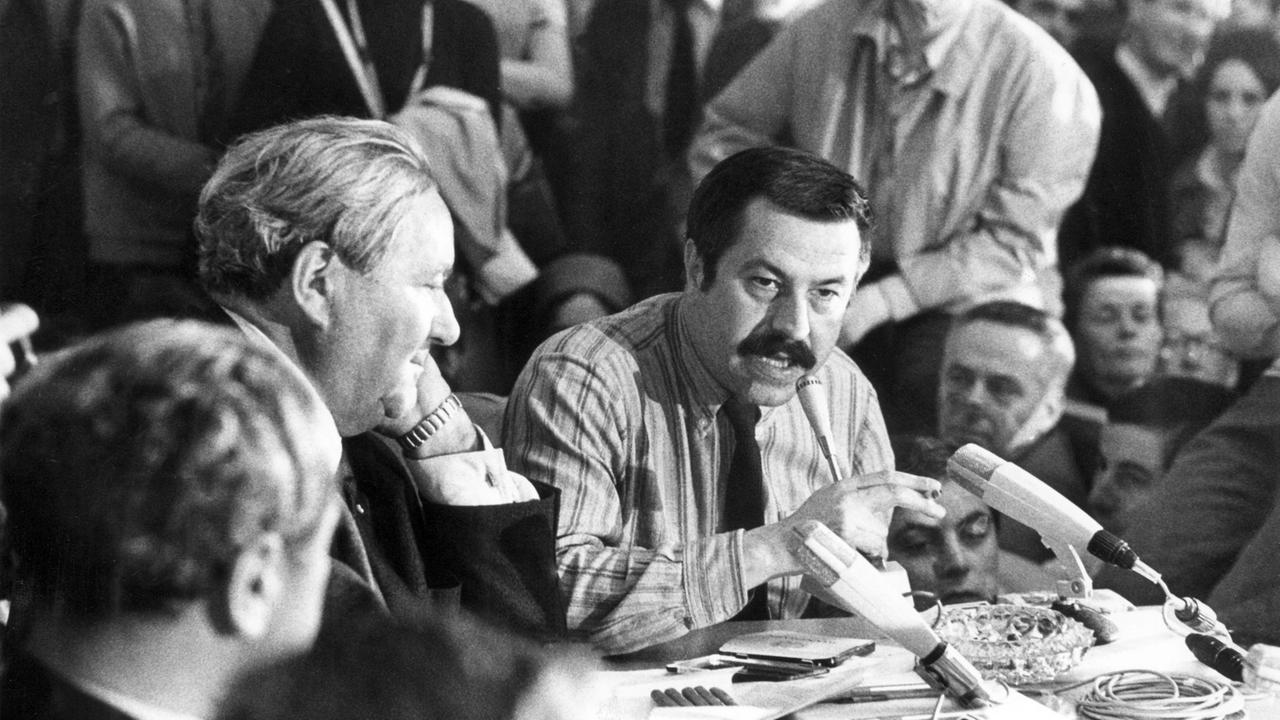Günter Grass (M) am 25.04.1969 während einer Diskussion auf der Mitgliederversammlung des deutschen PEN-Zentrums in Mannheim. Günter Grass (M) am 25.04.1969 während einer Diskussion auf der Mitgliederversammlung des deutschen PEN-Zentrums in Mannheim.
