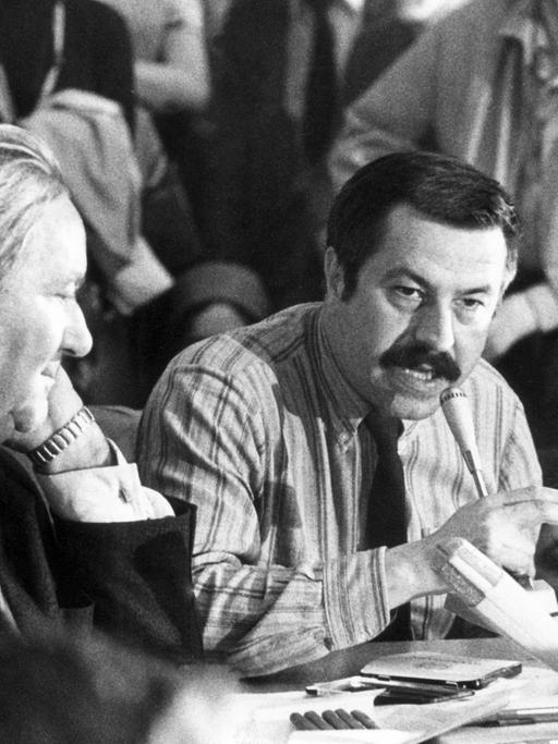 Günter Grass (M) am 25.04.1969 während einer Diskussion auf der Mitgliederversammlung des deutschen PEN-Zentrums in Mannheim.