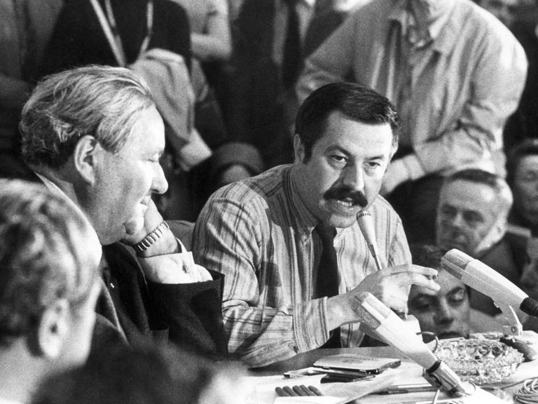 Günter Grass (M) am 25.04.1969 während einer Diskussion auf der Mitgliederversammlung des deutschen PEN-Zentrums in Mannheim.