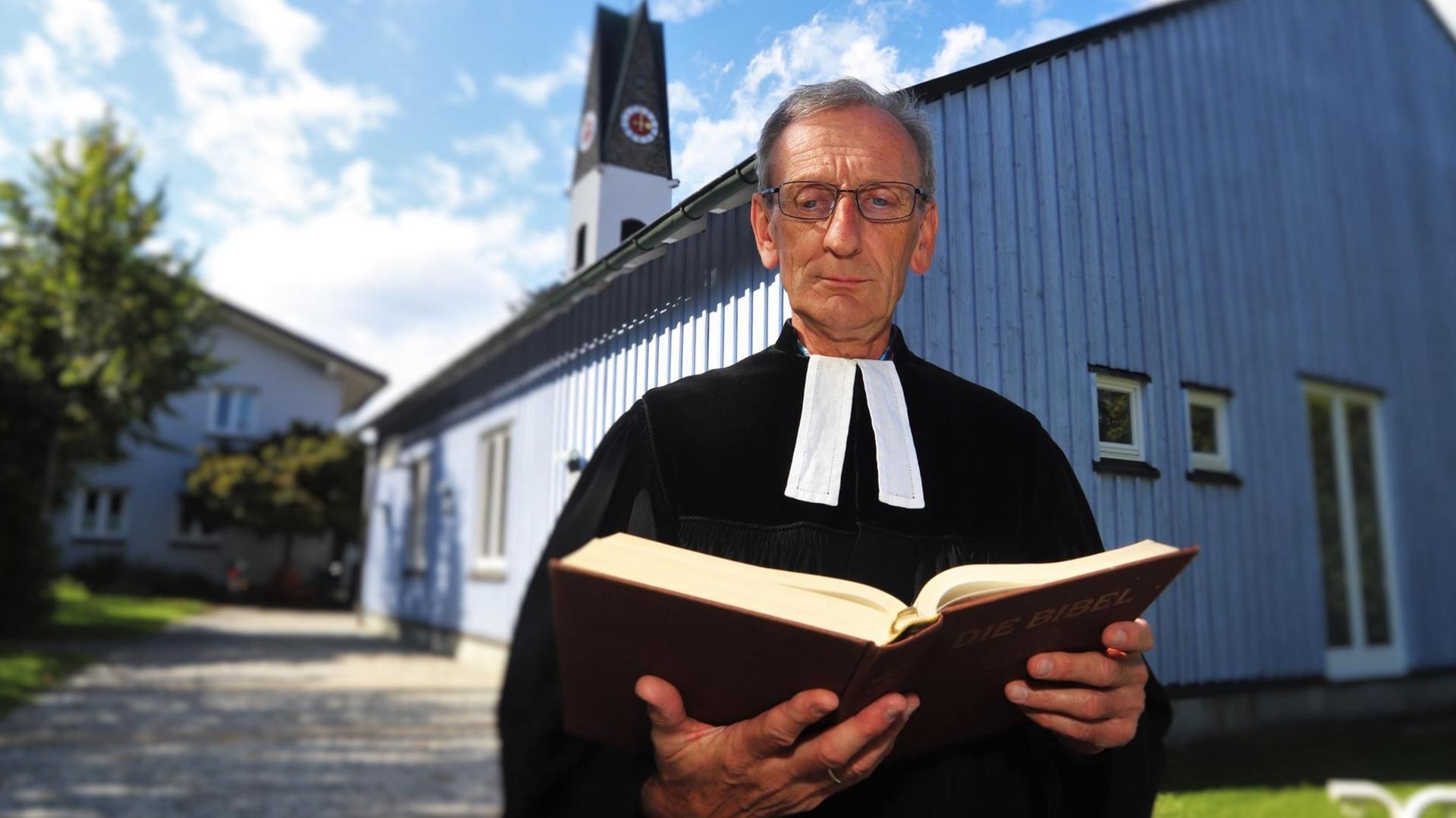 Ulrich Gampert, evangelischer Pfarrer, steht vor seiner Kirche. Seit Sommer 2018 genießt ein afghanischer Flüchtling bei ihm im Oberallgäu Kirchenasyl. Jetzt steht Gampert vor Gericht. Er muss sich am 18.09.2019 vor dem Amtsgericht Sonthofen wegen Beihilfe zum unerlaubten Aufenthalt des abgelehnten Asylbewerbers verantworten. Foto: Benjamin Liss/dpa | Verwendung weltweit Ulrich Gampert, evangelischer Pfarrer, steht vor seiner Kirche. Seit Sommer 2018 genießt ein afghanischer Flüchtling bei ihm im Oberallgäu Kirchenasyl. Jetzt steht Gampert vor Gericht. Er muss sich am 18.09.2019 vor dem Amtsgericht Sonthofen wegen Beihilfe zum unerlaubten Aufenthalt des abgelehnten Asylbewerbers verantworten. Foto: Benjamin Liss/dpa | Verwendung weltweit