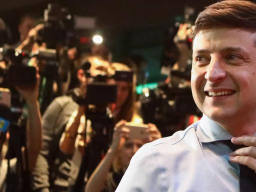 Der ukrainische Komiker Selenski freut sich über sein Ergebnis bei der Präsidentschaftswahl.