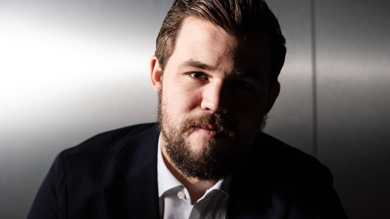 Ein Mann mit Bart, die Hälfte seines Gesichts ist verdunkelt. Ein Mann mit Bart, die Hälfte seines Gesichts ist verdunkelt.