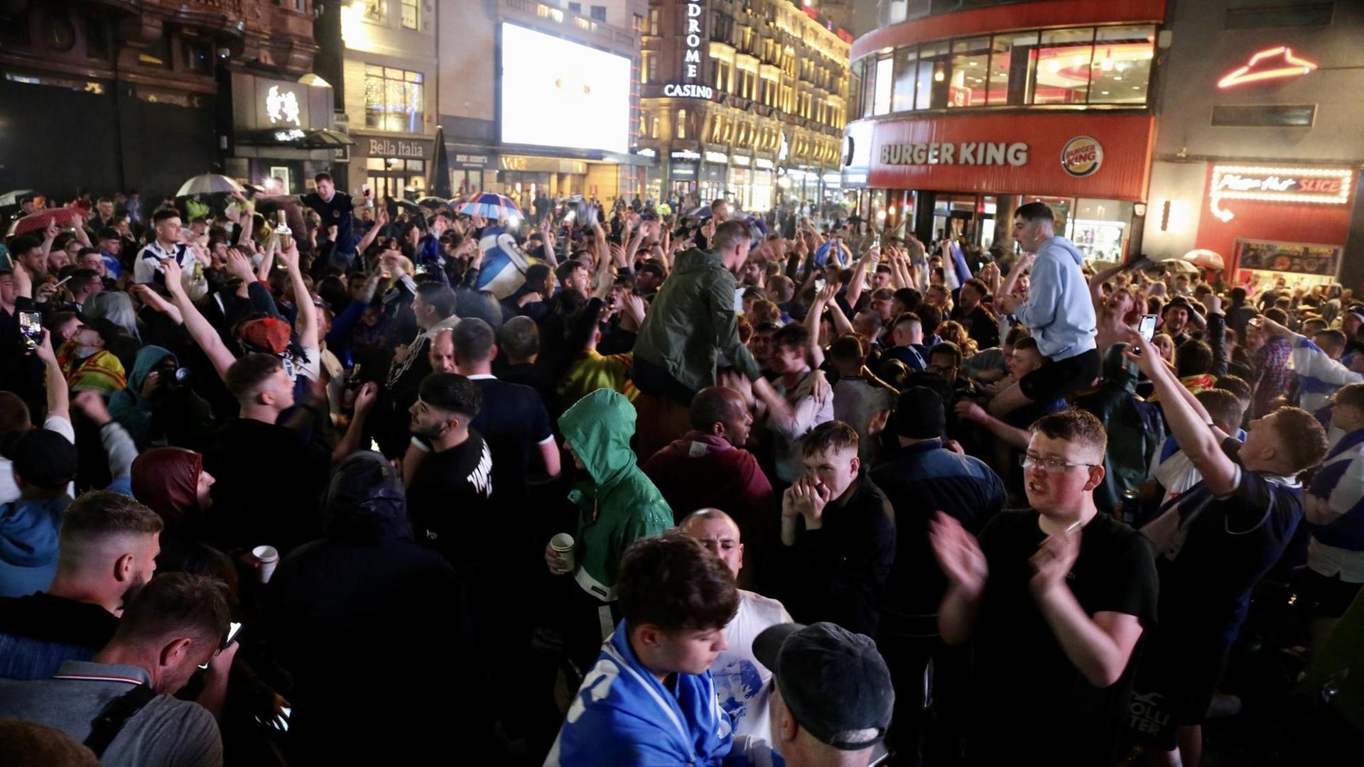 Schottische Fans feiern auf dem Leicester Square in London das Unentschieden ihrer Mannschaft gegen England bei der Fußballeuropameisterschaft Schottische Fans feiern auf dem Leicester Square in London das Unentschieden ihrer Mannschaft gegen England bei der Fußballeuropameisterschaft