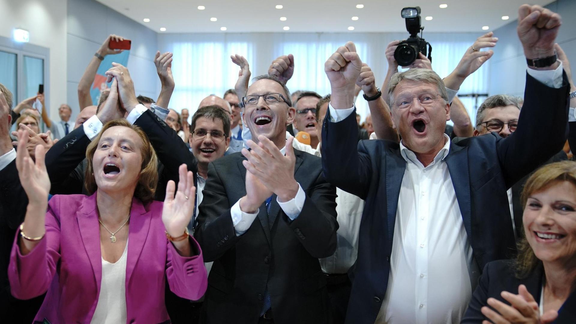 Politiker der AfD jubeln bei einer Wahlparty über das Abschneiden ihrer Partei. Politiker der AfD jubeln bei einer Wahlparty über das Abschneiden ihrer Partei.