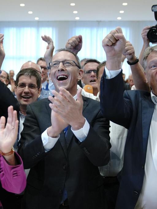 Politiker der AfD jubeln bei einer Wahlparty über das Abschneiden ihrer Partei.