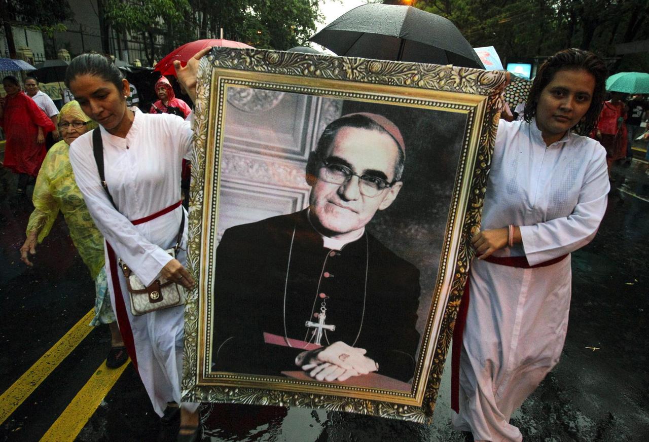 Verehrer des ermordeten Erzbischofs Romero tragen ein Porträt von ihm durch die Straßen. Verehrer des ermordeten Erzbischofs Romero tragen ein Porträt von ihm durch die Straßen.