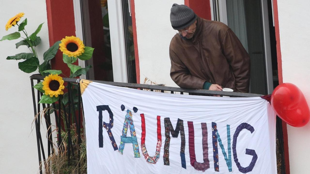"Räumung is nich!" steht auf einem Banner an dem Haus in der Lausitzer Straße in Berlin. "Räumung is nich!" steht auf einem Banner an dem Haus in der Lausitzer Straße in Berlin.