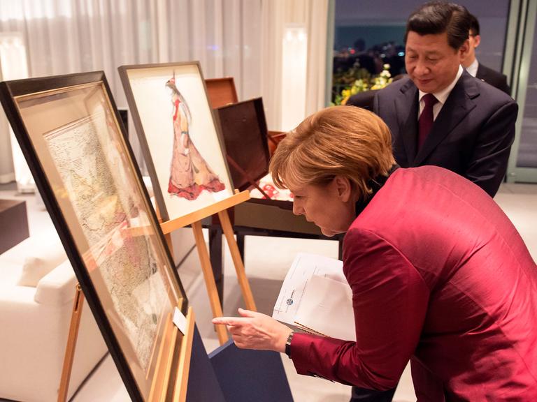 Angela Merkel schenkt dem chinesischen Staatspräsidenten Xi Jinping eine Karte von China aus dem 18. Jahrhundert.